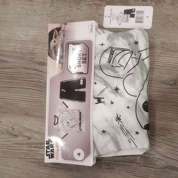 Star Wars The Madalorian 2 Piece Shorts & Shirt Set Size 4 - Picture 2 of 3